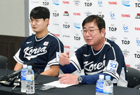 [포토]쿠바와의 2차 평가전 인터뷰 하는 류중일 감독과 김서현