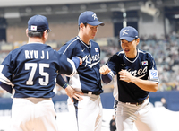 [포토]인사 나누는 대표팀 주장 송성문과 류중일 감독