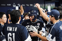 [포토]선제 홈런에 기뻐하는 윤동희