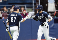 [포토]홈런의 기쁨을 나누는 윤동희와 박동원