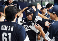 [포토]홈런 하이파이브 나누는 윤동희