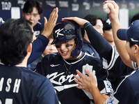 [포토]윤동희의 홈런을 축하하는 대표팀