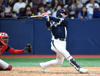 [포토]쿠바와의 평가전 2루타 치는 최원준