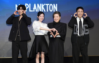 [포토]함께 하트 만들어 보이는 ‘Mr. 플랑크톤’의 주연 배우들