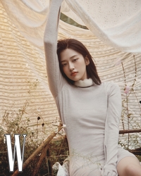 젖살 쏙 빠진 안유진, 몽환적인 가을 화보