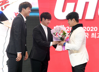 [포토]추신수의 은퇴 축하하는 김광현-최정