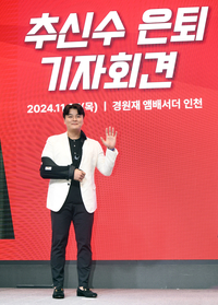 [포토]손인사 건네는 추신수