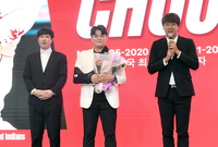 [포토]추신수의 은퇴를 축하하는 김광현