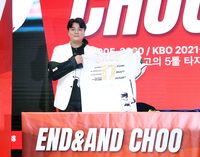 [포토]추신수, 은퇴 기자회견 마치며...