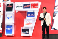 [포토]추신수, 역대 소속팀 유니폼과 함께!