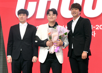 [포토]최정-김광현의 축하를 받는 추신수