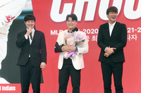 [포토]추신수 은퇴 기자회견, 축하의 인사 건네는 최정-김광현