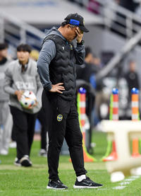 [포토]강등 확정에 얼굴 감싸쥔 인천 최영근 감독