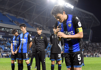 [포토]팬들을 향해 고개 숙여 인사하는 인천 주장 이명주