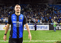 [포토]팬들에게 인사와 함께 그라운드 빠져나가는 인천 무고사