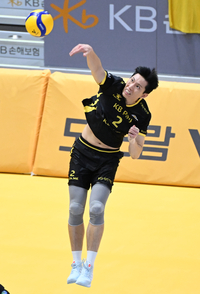 세터 황택의 합류하자, 개막 5연패 뒤 ‘첫 승’…KB손해보험의 시즌은 지금부터