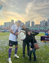 ‘축덕’ 이경규, 가문의 영광…사위 뛰는 FC안양 K리그 승격에 환한 미소