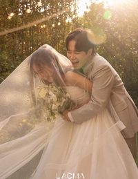 간미연♥황바울 결혼 5주년 “지금처럼 알콩달콩 행복하게” 리마인드 웨딩 화보 공개