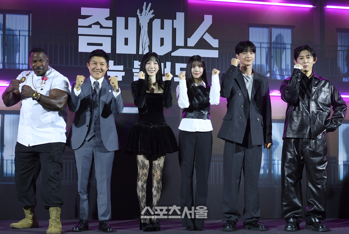 [포토] 좀비버스 올라 탄 신입들