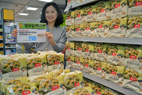 롯데마트·슈퍼, 팔도와 양반 손잡고 ‘미역국 라면’ 출시