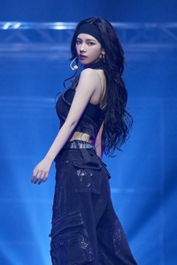 카리나, 26살 연상 선배 저격…“나 놀리는 거냐”(‘싱크로유’)