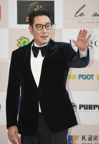 [포토] 조진웅 ‘부드러운 손인사’