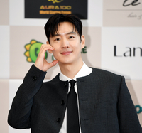 [포토] 이제훈 ‘역시 하트 장인’