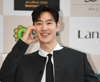 [포토] 이제훈 ‘앙증 맞은 볼하트’