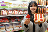 “몽글몽글딸기샌드, 맛보세요”…세븐일레븐, ‘딸기 샌드위치·딸기’ 출시