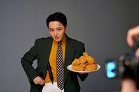 BBQ-변요한 맵소디 광고 현장…“케미스트리 후끈”