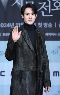 [포토] 유연석 ‘카리스마 넘치는 손인사’