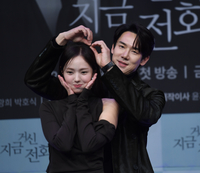 [포토] 유연석 ‘채수빈에 다정다감 리본’