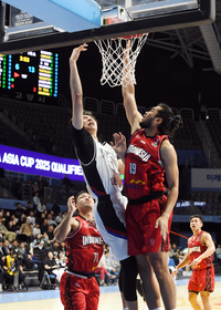 [포토]이현중, 과감한 골밑슛