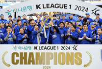 [포토] 우승 트로피 든 권오갑 회장-정기선 부회장