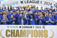 [포토] 우승 트로피 든 권오갑 회장-정기선 부회장