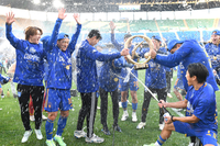 [포토] 샴페인 집중 공격 받는 김판곤 감독