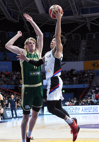 [포토]오재현, 호주 220cm 장신 앞에서 과감한 레이업슛