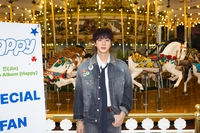 회전목마 100바퀴 탄 진의 ‘월드스타급’ 팬 사랑