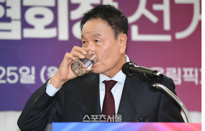 [포토] 허정무 전 이사장 ‘긴장 가득’