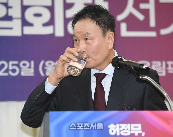 [포토] 물 마시는 허정무 전 이사장