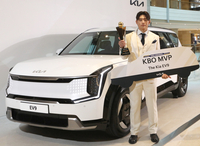 [포토] MVP 김도영, 부상으로 받은 EV9 앞에서 포즈