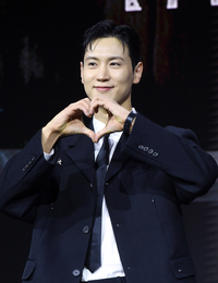 [포토]하트 만들어 보이는 조이건