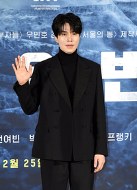 [포토]손인사 건네는 이동욱