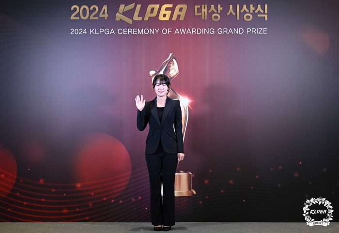 KLPGA 최고 인기 스타는 ‘돌격대장’ 황유민, 기량발전상 ‘대기만성형’ 배소현…윤이나 ‘3관왕’ [KLPGA 시상식]