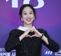 [포토] 정려원 ‘환한 미소의 하트’