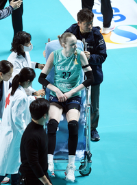 [포토]부상으로 코트 빠져나가는 GS칼텍스 와일러