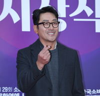 [포토] 하정우 ‘쑥스러운 하트’