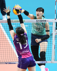 [포토]힘차게 공격하는 GS칼텍스 이주아