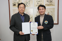 김진태 지사, 이주연 도(道) 기업호민관 명예도민 증서 전달