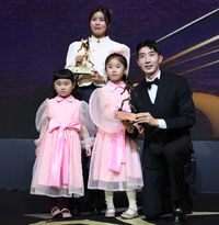 중동 오퍼거절→울산 잔류 ‘최고의 별’ 거듭난 조현우 “골키퍼 MVP, 누군가에게 꿈이 돼 기쁘다” [K리그 대상 현장 인터뷰]